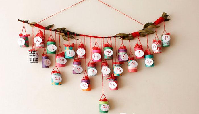 calendarios-de-adviento-hecho-con-rama-de-laurel,-cuerda-roja-y-rollos de papel higienico
