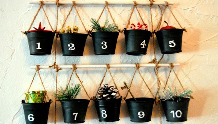 calendarios-de-adviento-hecho-con-cubitos-y-palos-atados-con-cuerdas-que-tienen-diferentes-adornos