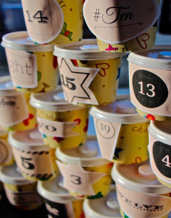 calendarios-de-adviento-con-vasos-biodegradables-con-dibujos,-tapas-y-pegatinas-de-numeros-diferentes