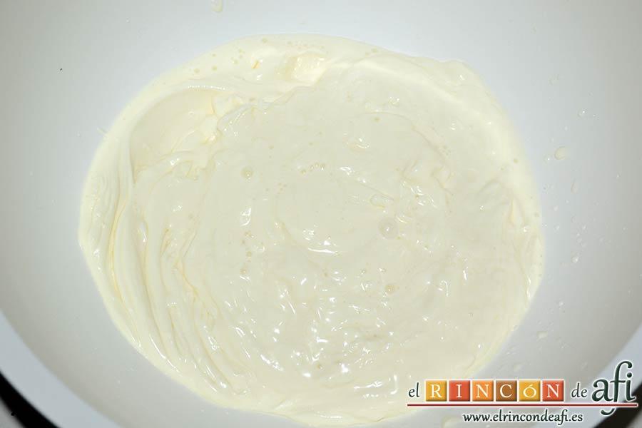 Brazo gitano relleno de trufa, ponemos en un bol la nata (crema de leche) bien fría