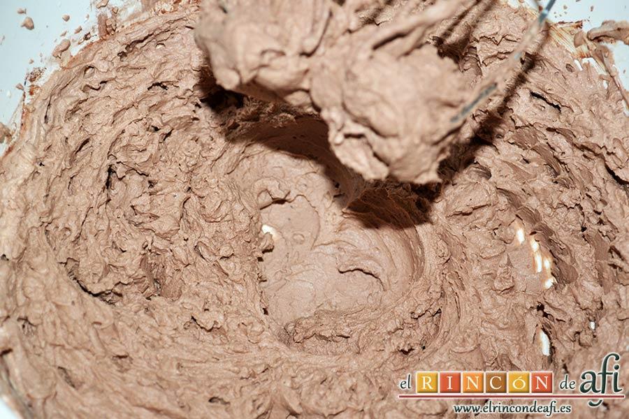 Brazo gitano relleno de trufa, batir hasta conseguir una consistencia cremosa
