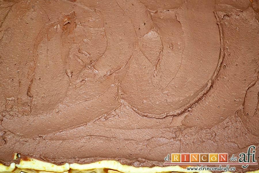 Brazo gitano relleno de trufa, extender bien sobre el bizcocho con una espátula