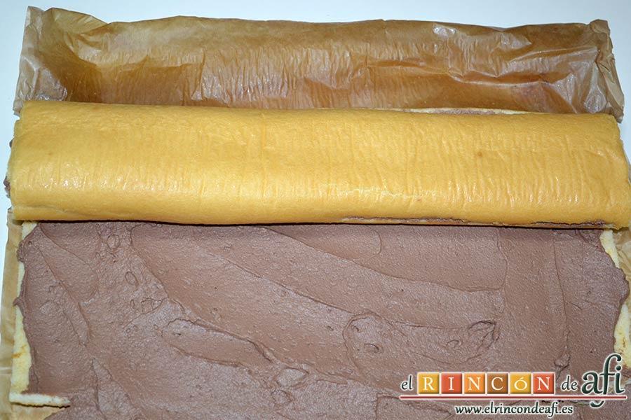 Brazo gitano relleno de trufa, ir enrollando el bizcocho con ayuda de un papel de horno