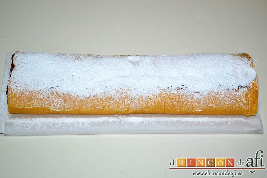 Brazo gitano relleno de trufa, espolvorear con azúcar glass