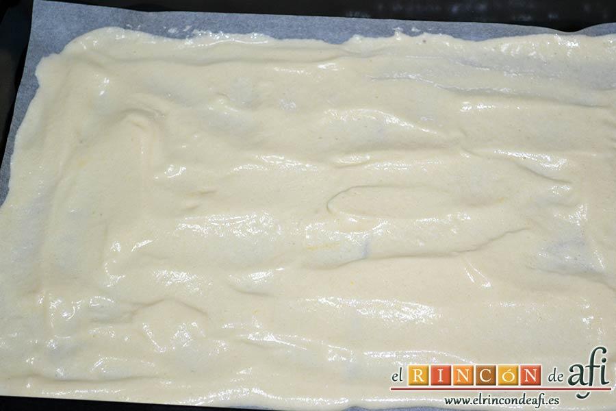 Bizcocho genovés, engrasar el papel de horno y verter la mezcla