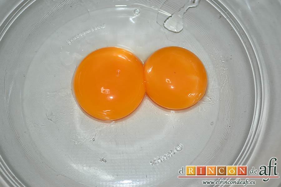 Bizcocho genovés, separar las claras de las yemas y reservarlas en dos bols