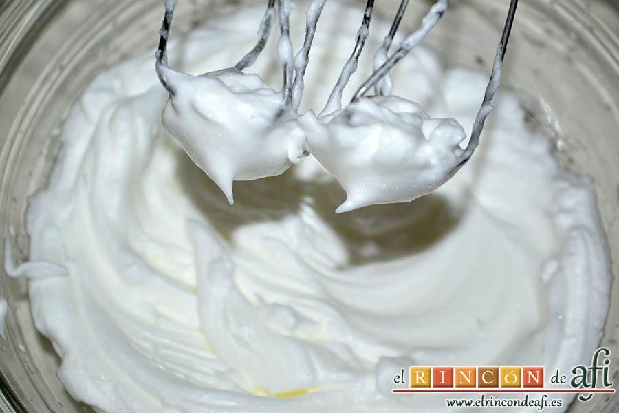 Bizcocho genovés, añadir sal y batir hasta que salgan picos firmes