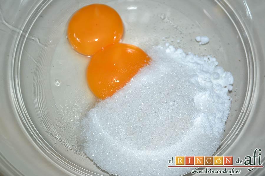 Bizcocho genovés, añadir a las yemas el azúcar granulado