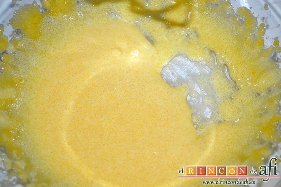 Bizcocho genovés, batir con varillas hasta integrar