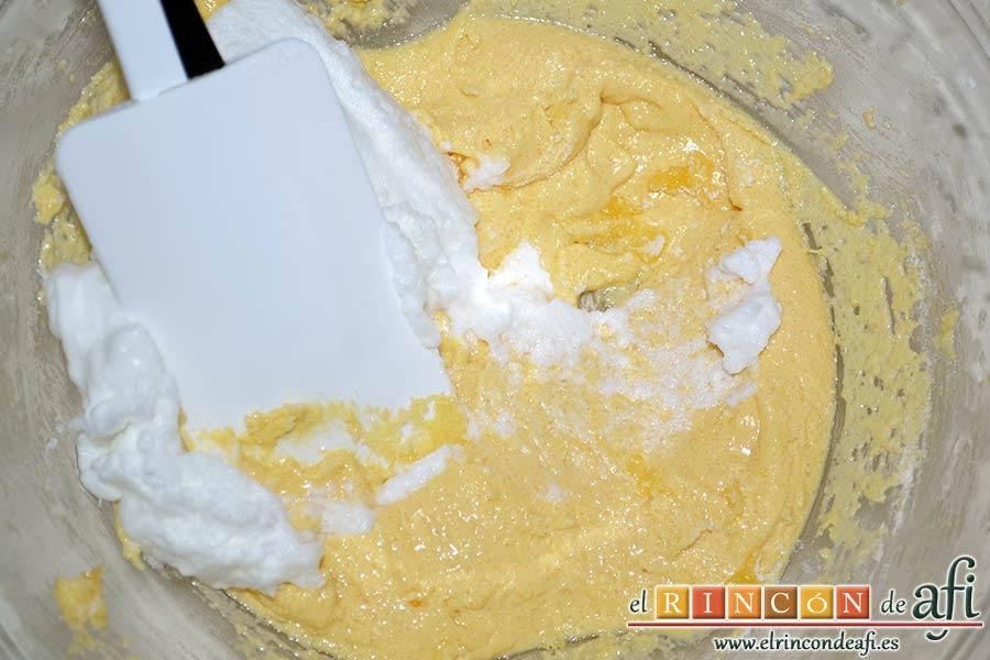 Bizcocho genovés, ir añadiendo las claras montadas y mezclando poco a poco