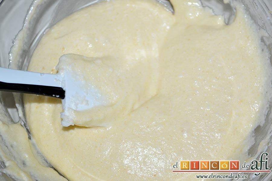 Bizcocho genovés, mezclar con movimientos envolventes