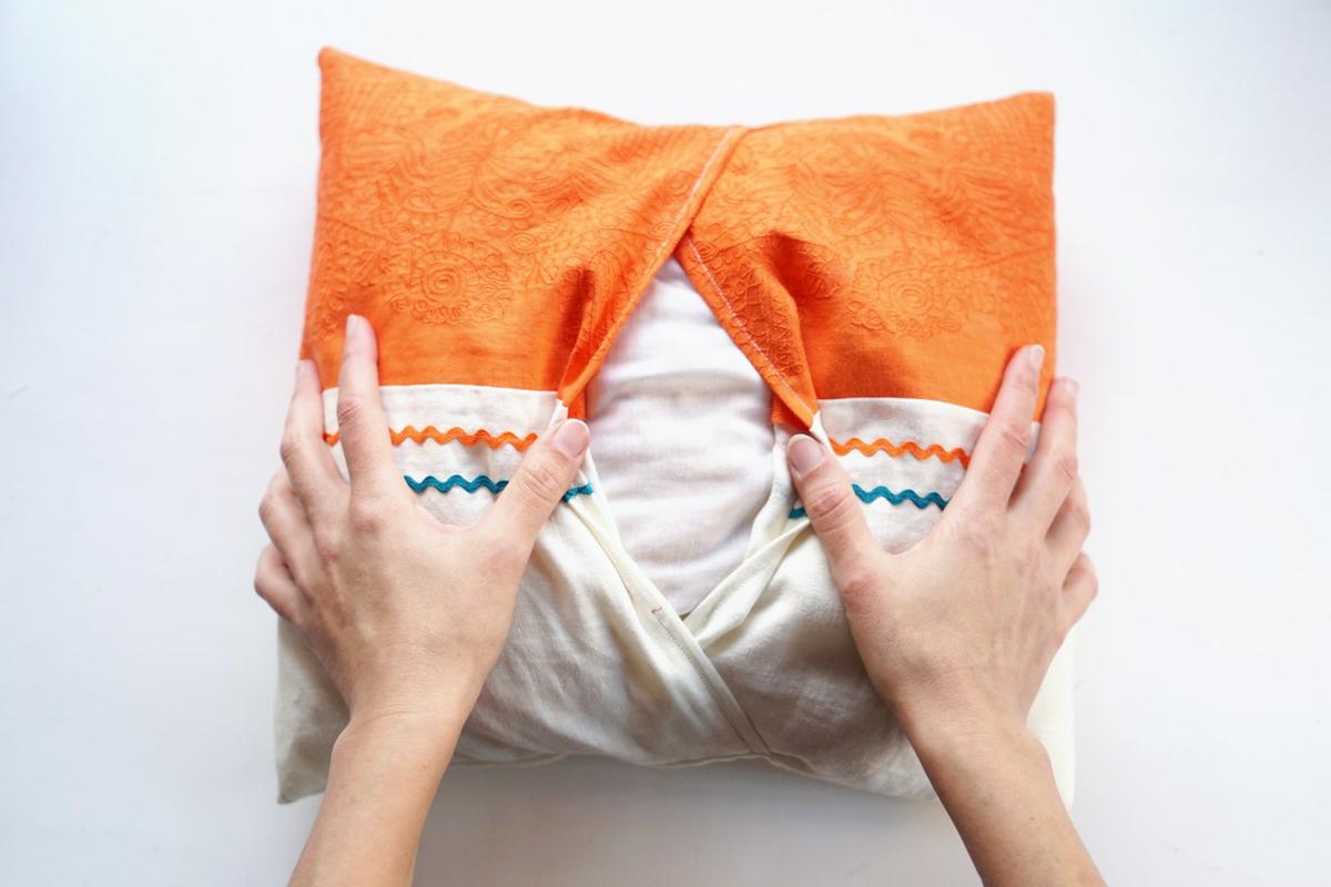 cojines DIY sin cremallera, visto en "I am a Mess Blog"