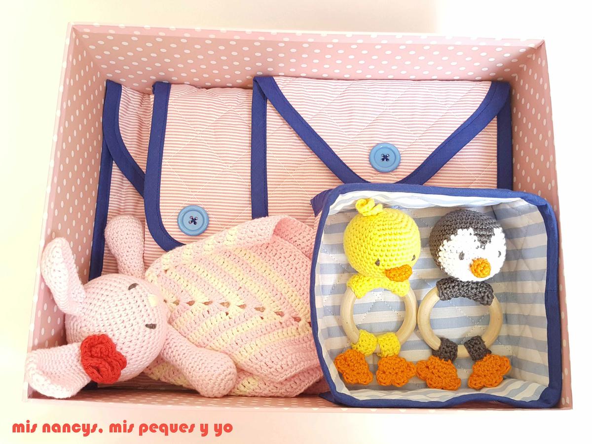 mis nancys, mis peques y yo, conjunto de cambiador para bebe y bolsitas tipo sobre, caja de regalo con sonajero amigurumi y mantita de apego