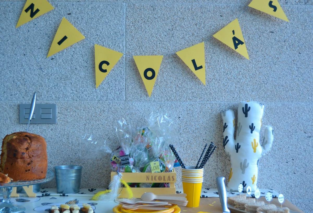 cumpleaños indio decorado en amarillo