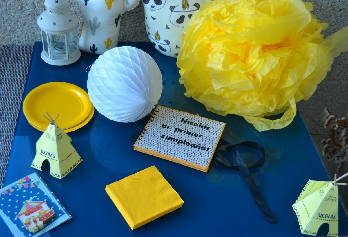 cumpleaños indio decorado en amarillo
