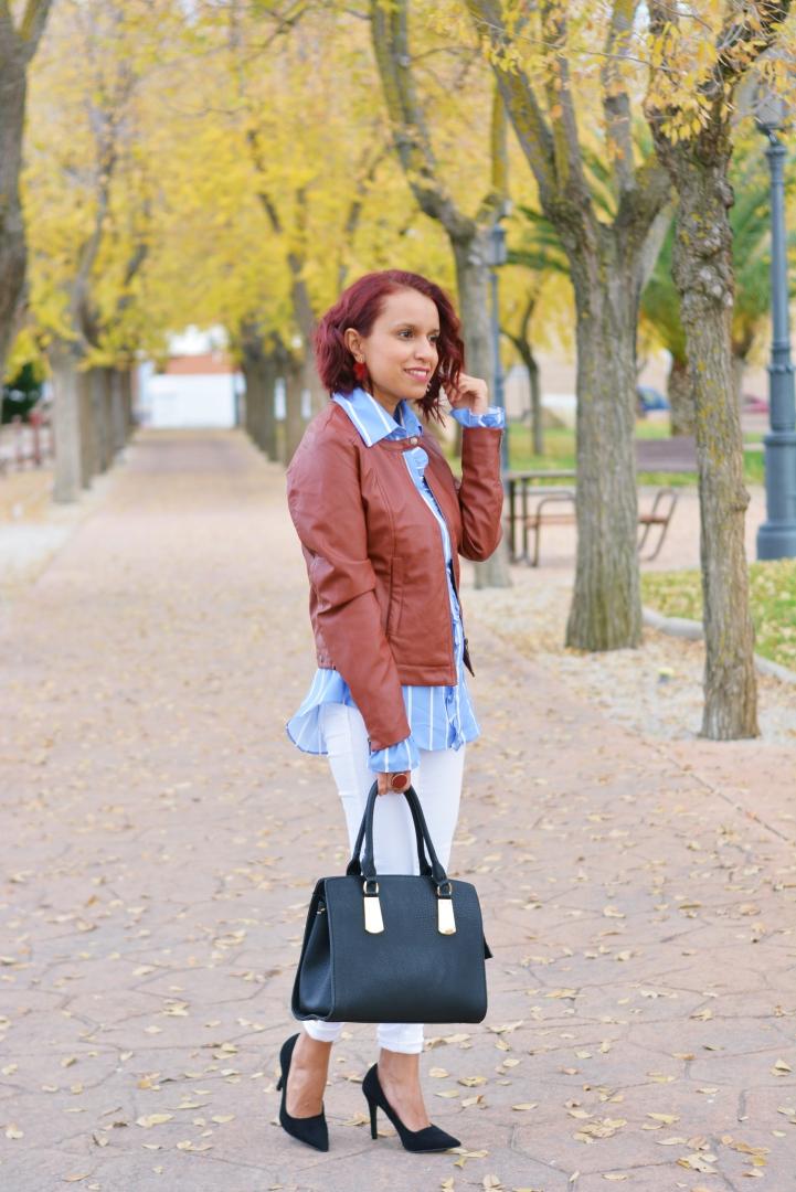 Look de otoño con camisa rayada