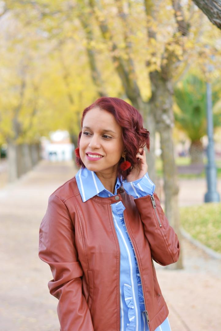 Look con pendientes de pompón