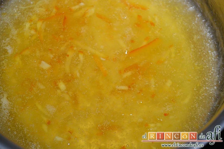 Confit de pato con mermelada de naranja, dejamos que se vaya derritiendo y añadimos un vasito de agua