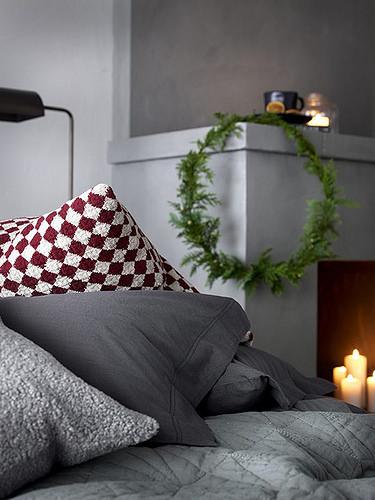 03-christmas-bedroom-bed-candle-chimenea