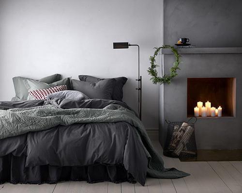 05-christmas-bedroom-bed-candle-chimenea