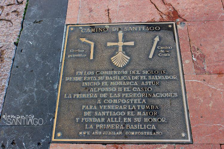 Placa del Camino Primitivo en la Catedral de Oviedo