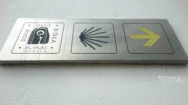 Señal del Camino del Norte en Hondarribia