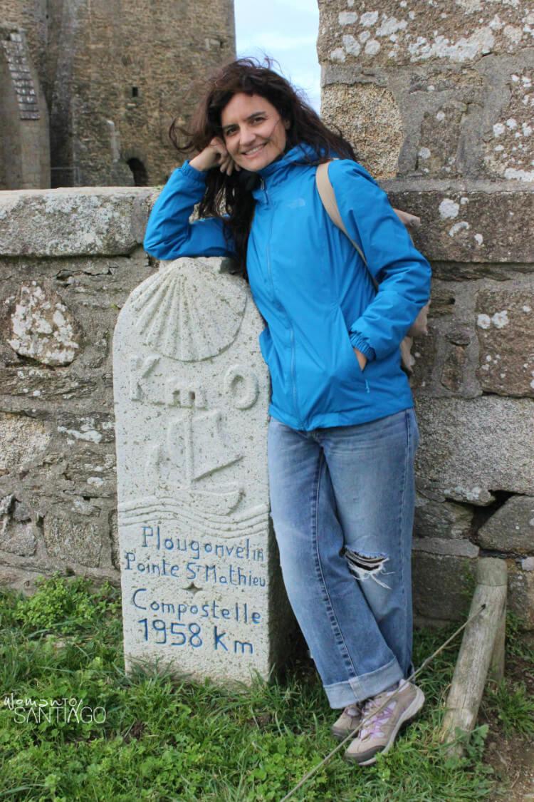 Mojón del km. 0 en la Punta de Saint-Mathieu y Noelia posando