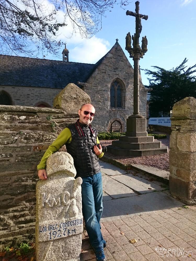 Mojón del km. 0 en la Iglesia de Santiago de Locquirec y Jan posando