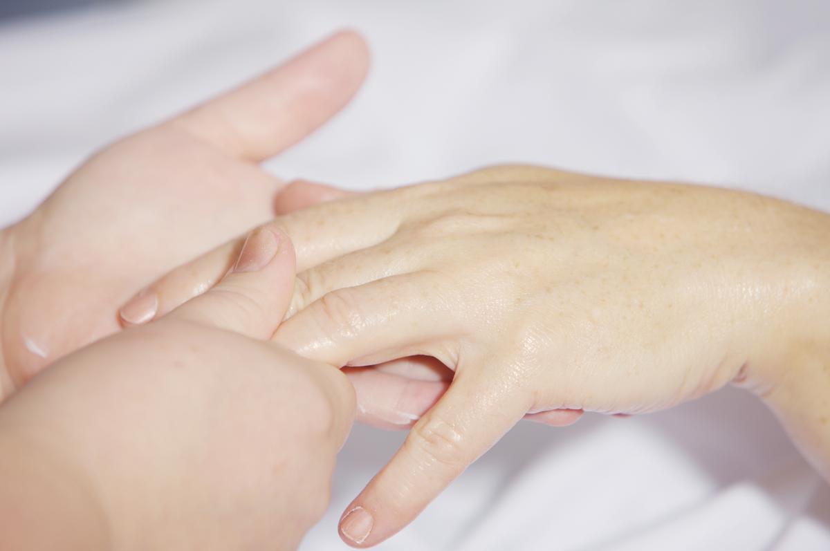 hand-massage-2133272.jpg