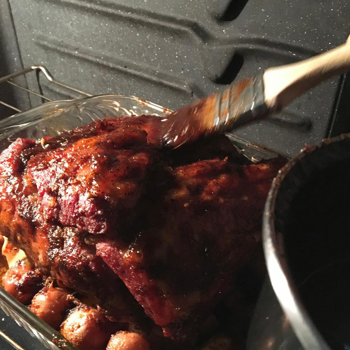 Baña periódicamente las costillas con la salsa de miel y chipotle 