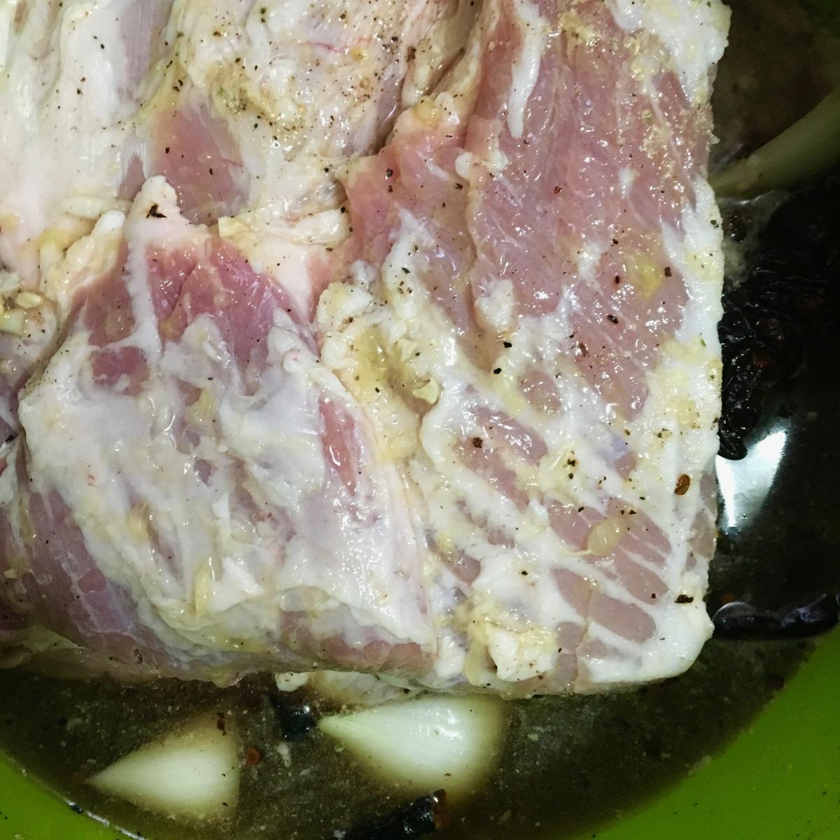 Costillas de cerdo marinando