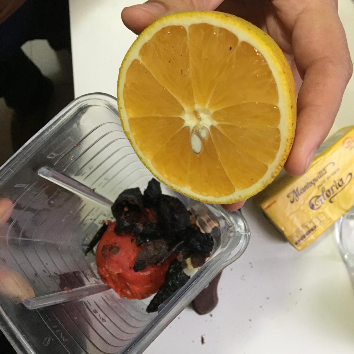 Licúa la salsa para las costillas con miel y chipotle