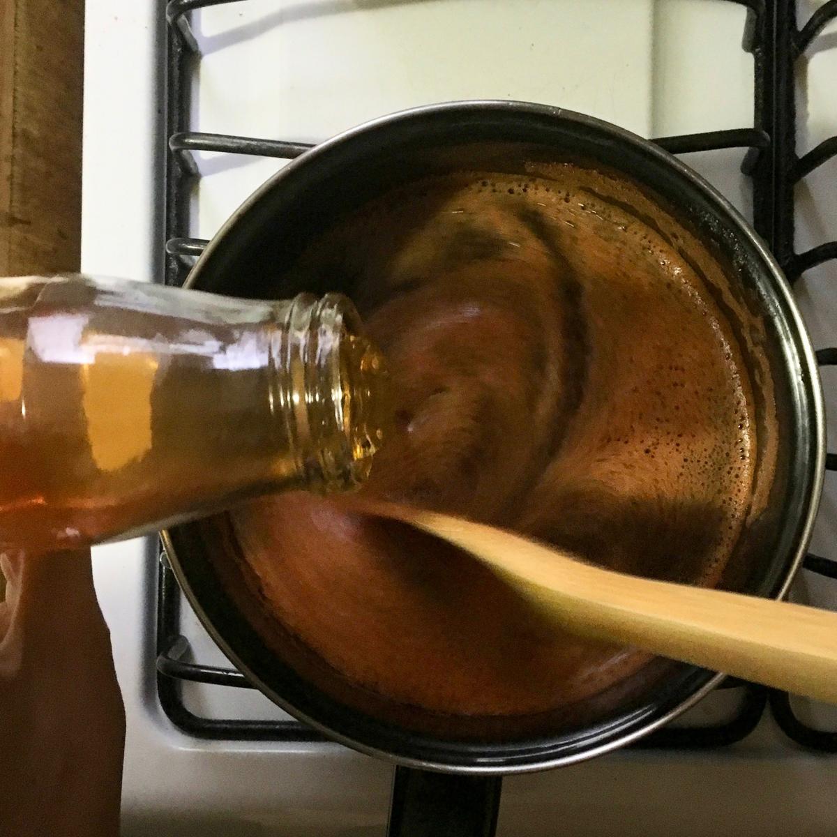 Agrega miel a la salsa de miel y chipotle