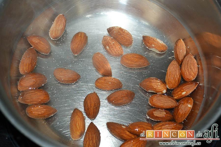 Pastitas de almendra, poner las almendras en agua al fuego