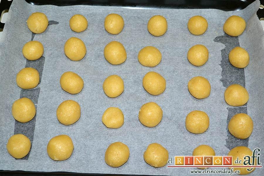 Pastitas de almendra, formar bolitas y disponerlas en una bandeja de horno forrada