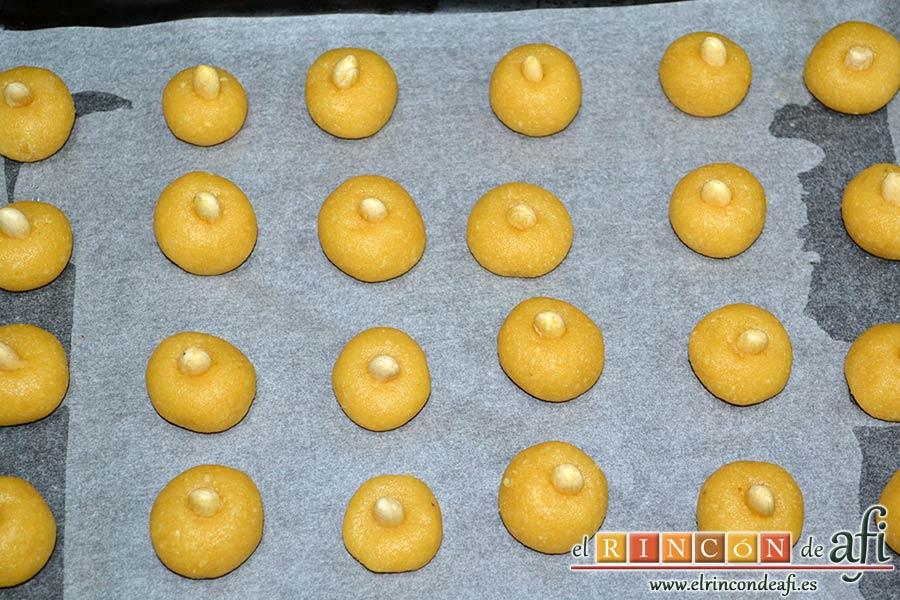 Pastitas de almendra, decorarlas con una almendra pelada