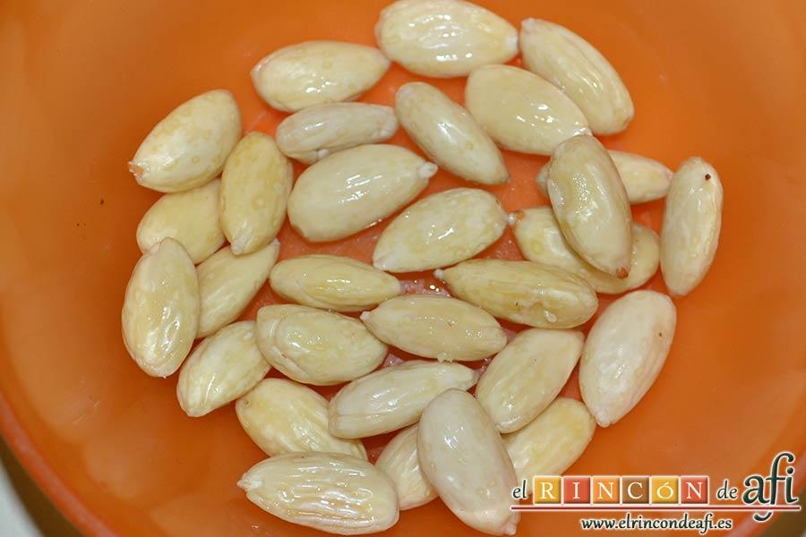 Pastitas de almendra, sacarlas del agua y pelarlas