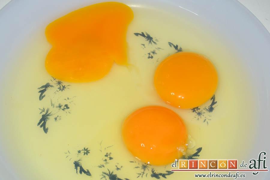 Pastitas de almendra, poner los huevos en un plato