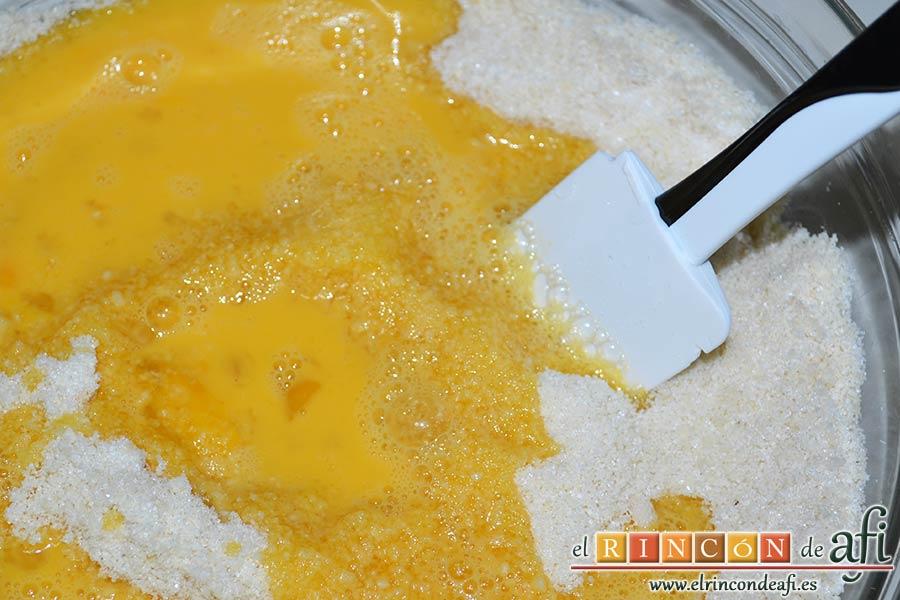 Pastitas de almendra, batirlos como para tortilla y añadirlos a la mezcla de almendras y azúcar