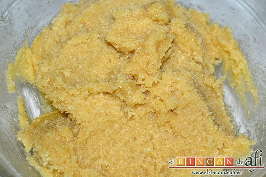 Pastitas de almendra, mezclar bien hasta obtener masa homogénea