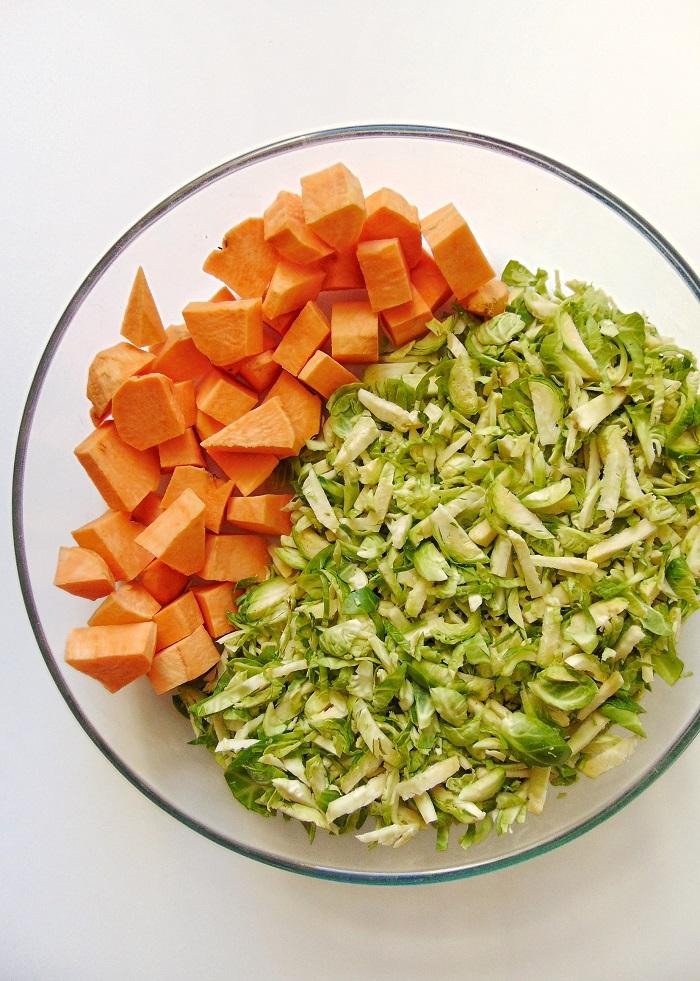 ensalada templada de coles de bruselas y lentejas | coles de bruselas asadas