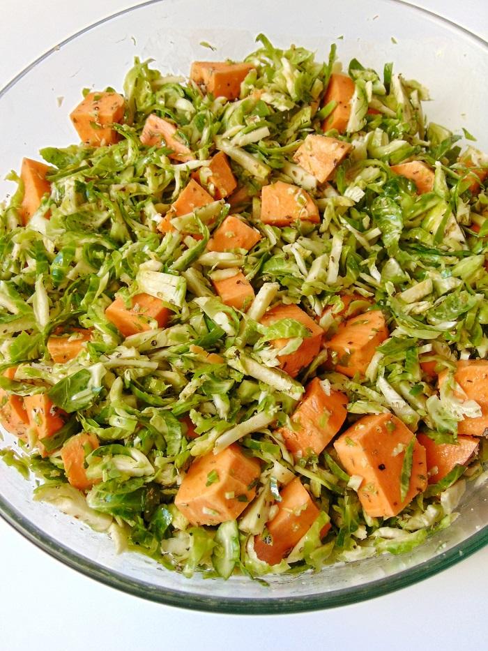 ensalada templada de coles de bruselas y lentejas | receta paso a paso