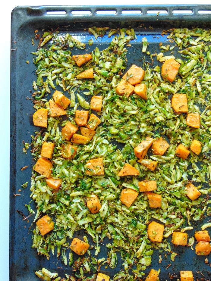 ensalada templada de coles de bruselas y lentejas | recetas con legumbres