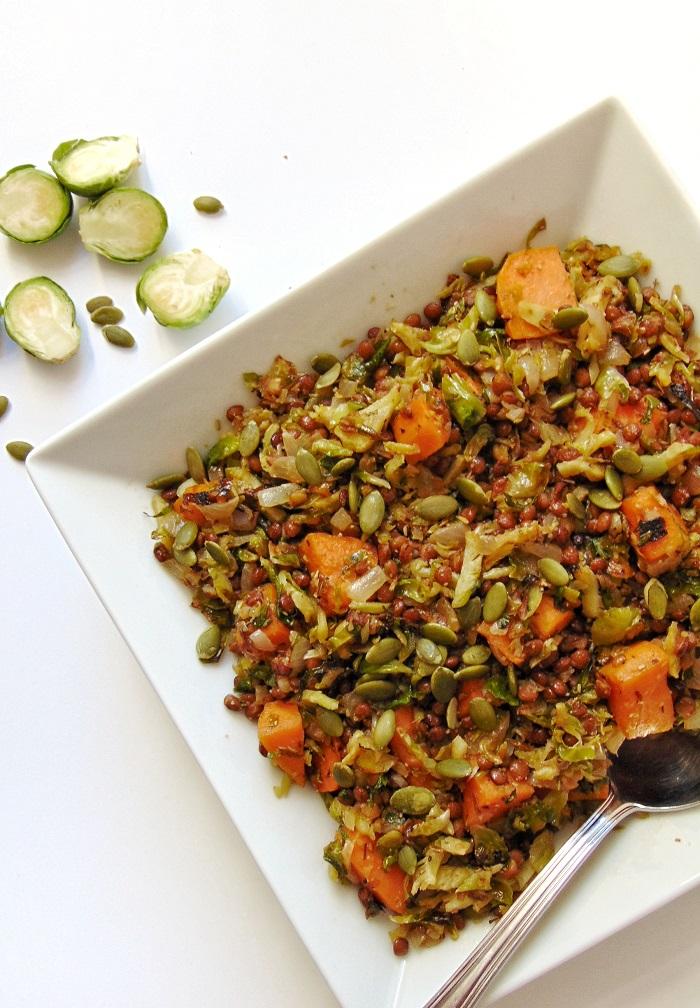 ensalada templada de coles de bruselas y lentejas | cómo hacer ensalada de coles de bruselas