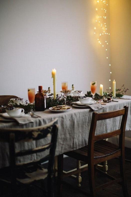 Sencillas mesas de comedor adornadas para Navidad con elementos que todos tenemos en casa. 