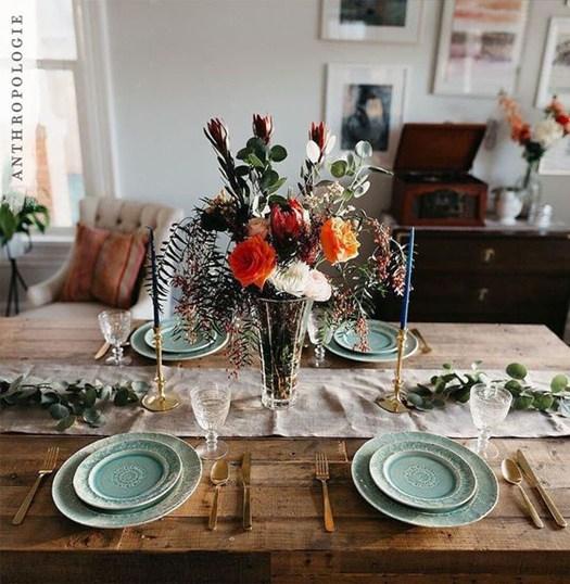 Las mesas de comedor de madera rústica pueden dejarse a la vista en las cenas de Navidad. 