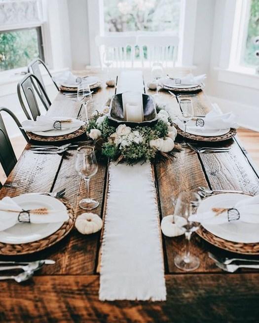 Las mesas de comedor rústica quedan ideales mezcladas con vajillas de estilo.