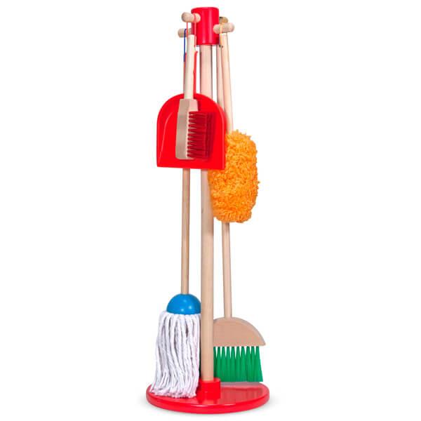 set-de-limpieza-de-la-casa-en-madera