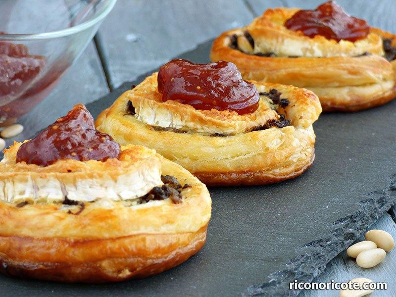 Hojaldres de morcilla con queso y mermelada