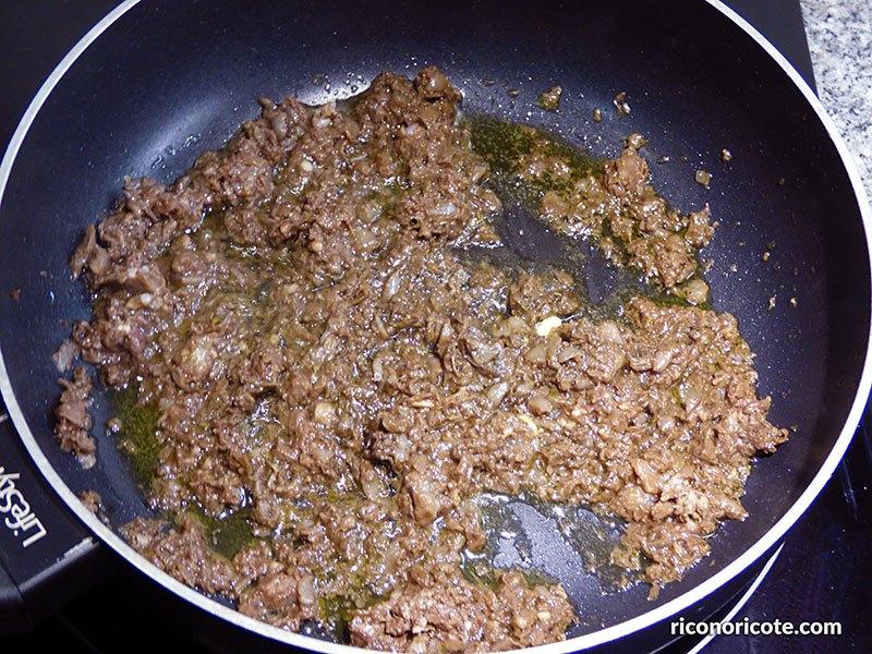 Hojaldres de morcilla con queso y mermelada